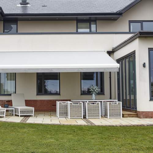 Awnings & Canopies for Gardens and Patio's luxaflex.co.uk